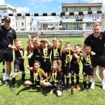 Mladé talenty oslávili zisk trofeje víťazným pokrikom. | Foto: Spartak Trnava