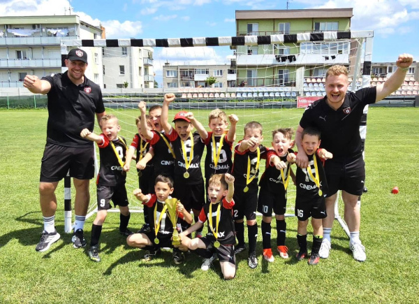 Mladé talenty oslávili zisk trofeje víťazným pokrikom. | Foto: Spartak Trnava