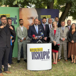 Viskupič na tlačovej konferencii.