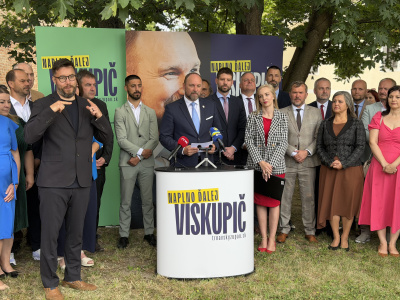 Viskupič na tlačovej konferencii.