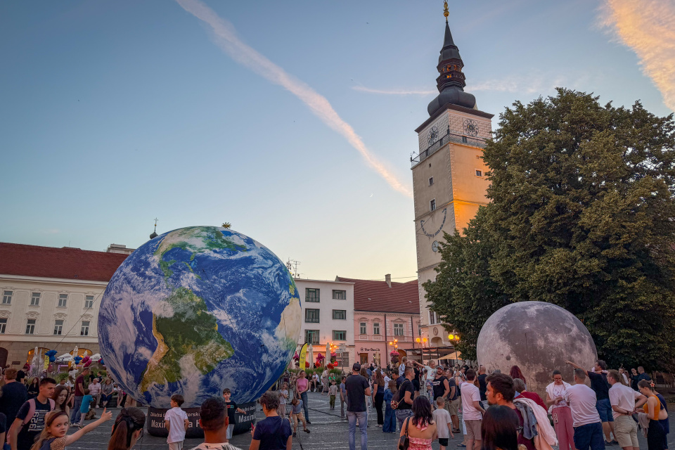 Večerný program festivalu Učiaca sa Trnava na Trojičnom námestí. | Foto: red.