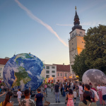 Večerný program festivalu Učiaca sa Trnava na Trojičnom námestí. | Foto: red.