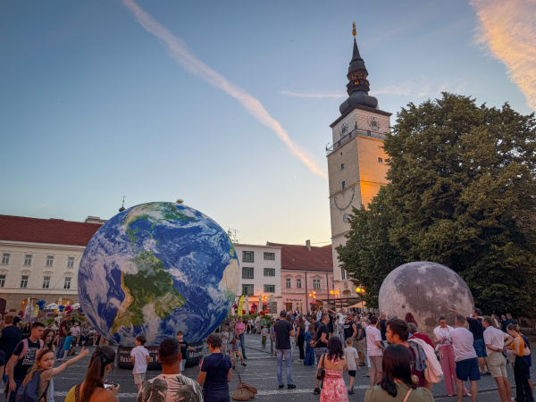 Večerný program festivalu Učiaca sa Trnava na Trojičnom námestí. | Foto: red.