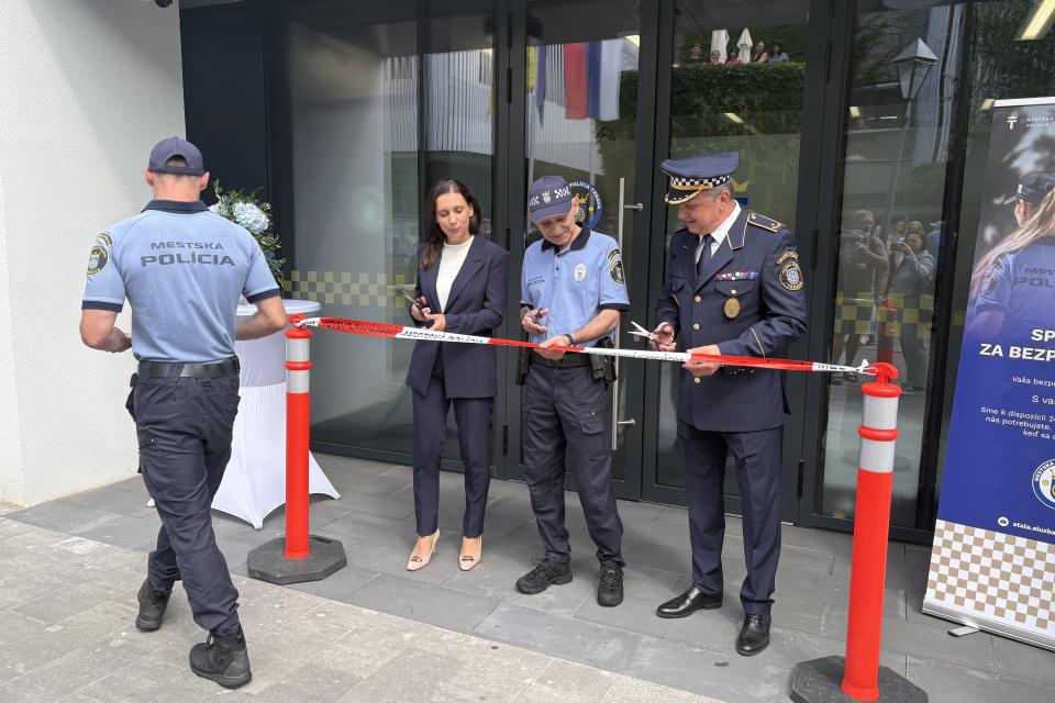 Stuhu prestrihla viceprimátorka Eva Nemčovská, najdlhšie slúžiaci mestský policajt v zbore Jozef Šutta a náčelník mestskej polície Ivan Ranuša (18.6.2026) | Foto: Michaela Martišíková, redakcia 