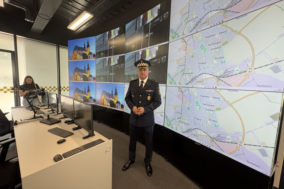 Náčelník mestskej polície v novej kamerovej miestnosti (18.6.2026) | Foto: Michaela Martišíková, redakcia 