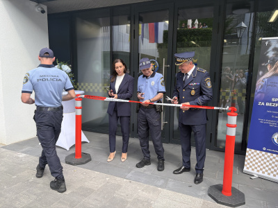 Stuhu prestrihla viceprimátorka Eva Nemčovská, najdlhšie slúžiaci mestský policajt v zbore Jozef Šutta a náčelník mestskej polície Ivan Ranuša (18.6.2026) | Foto: Michaela Martišíková, redakcia 