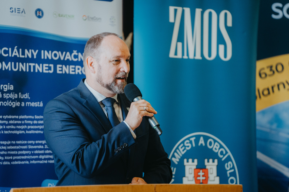 Viskupič na Energo konferencii.