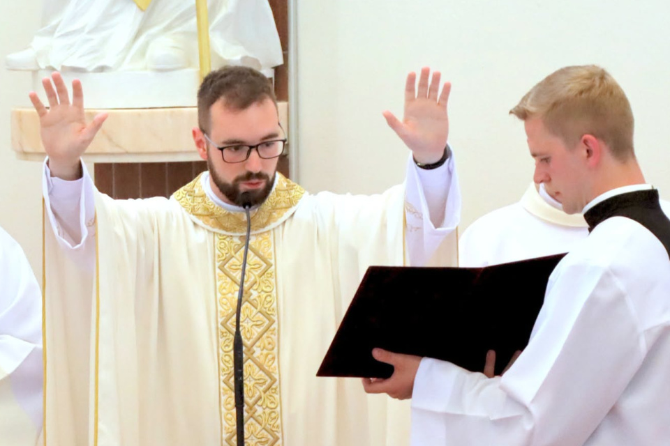 „Ďakujem Pánu Bohu za to, že ma doviedol až sem. Vďaka vašim modlitbám je táto svätá omša pre vás,“ povedal novokňaz. | Foto: Senica