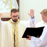 „Ďakujem Pánu Bohu za to, že ma doviedol až sem. Vďaka vašim modlitbám je táto svätá omša pre vás,“ povedal novokňaz. | Foto: Senica
