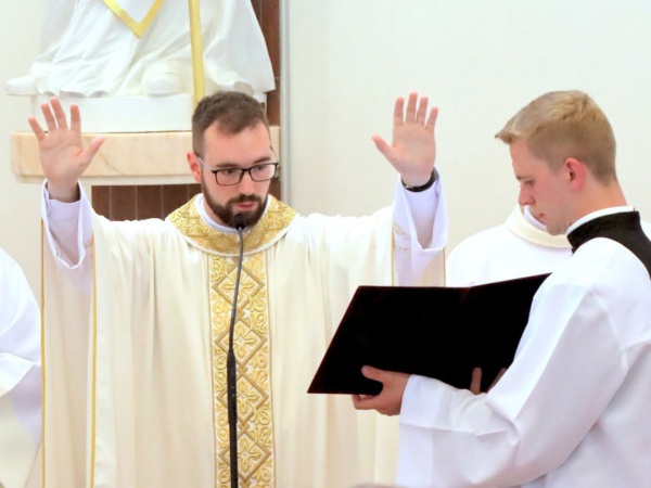 „Ďakujem Pánu Bohu za to, že ma doviedol až sem. Vďaka vašim modlitbám je táto svätá omša pre vás,“ povedal novokňaz. | Foto: Senica