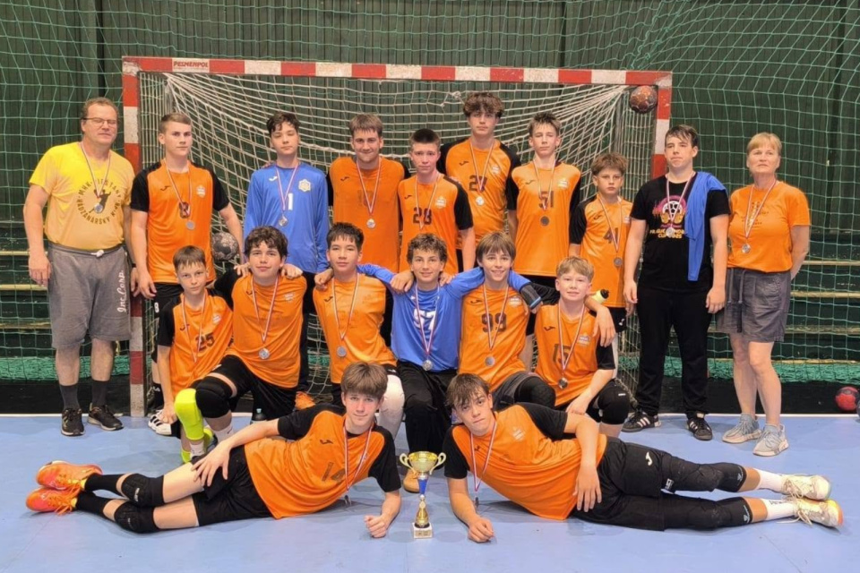 Striebornú medailu získali v konkurencii takmer 30 družstiev. | Foto: MHK Piešťany