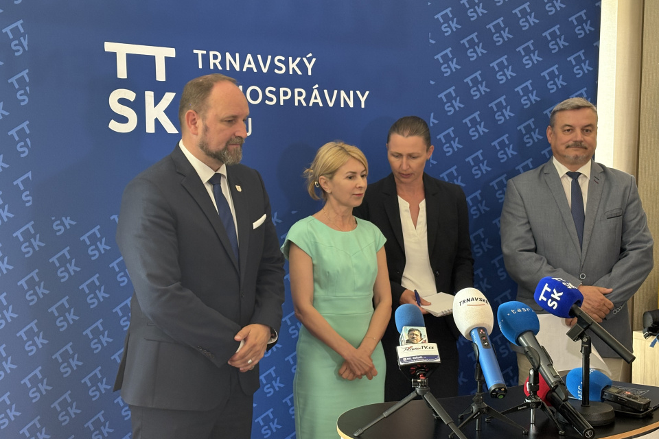 Na tlačovej konferencií sa zúčastnila predsedníčka komisie Tanya Hristova spoločne s trnavským županom Jozefom Viskupičom a vicežupanom Józsefom Berényim | Foto: MM