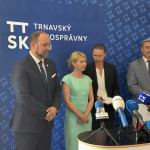 Na tlačovej konferencií sa zúčastnila predsedníčka komisie Tanya Hristova spoločne s trnavským županom Jozefom Viskupičom a vicežupanom Józsefom Berényim | Foto: MM