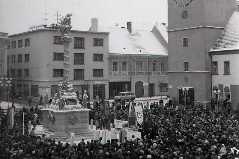 Pohľad na zástupy ľudí, ktorí sa zhromaždili pri súsoší na Trojičnom námestí počas jeho odhalenia 21. novembra 1993 I Foto: Drahotín Šulla, TASR. Licencia - Trnavské rádio