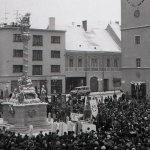 Pohľad na zástupy ľudí, ktorí sa zhromaždili pri súsoší na Trojičnom námestí počas jeho odhalenia 21. novembra 1993 I Foto: Drahotín Šulla, TASR. Licencia - Trnavské rádio