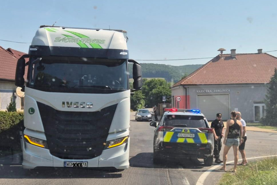 Premávku odkláňali v Sobotišti na Vrbovce, cesta je už ale prejazdná. | Foto: Eva Forišková, Dopravný servis SE, SI a okolie