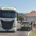 Premávku odkláňali v Sobotišti na Vrbovce, cesta je už ale prejazdná. | Foto: Eva Forišková, Dopravný servis SE, SI a okolie