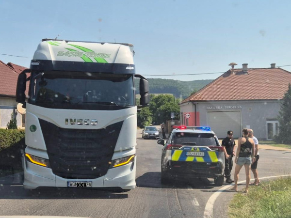 Premávku odkláňali v Sobotišti na Vrbovce, cesta je už ale prejazdná. | Foto: Eva Forišková, Dopravný servis SE, SI a okolie