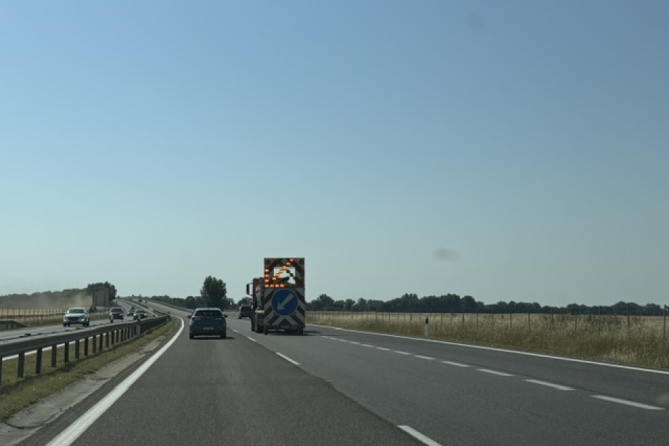 Ďalší cestári sú za odbočkou na Sereď v smere do Nitry. | Foto: Trnavské