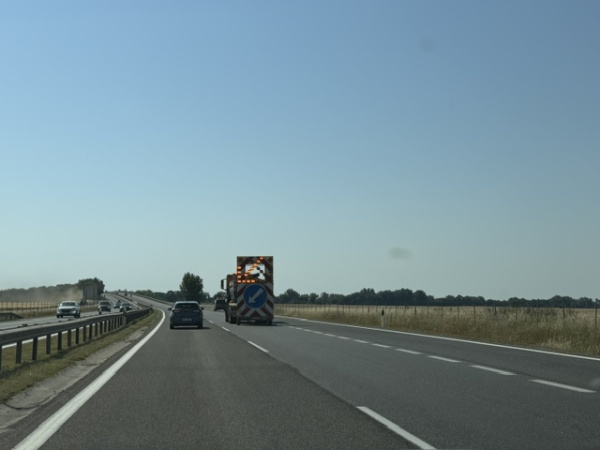 Ďalší cestári sú za odbočkou na Sereď v smere do Nitry. | Foto: Trnavské
