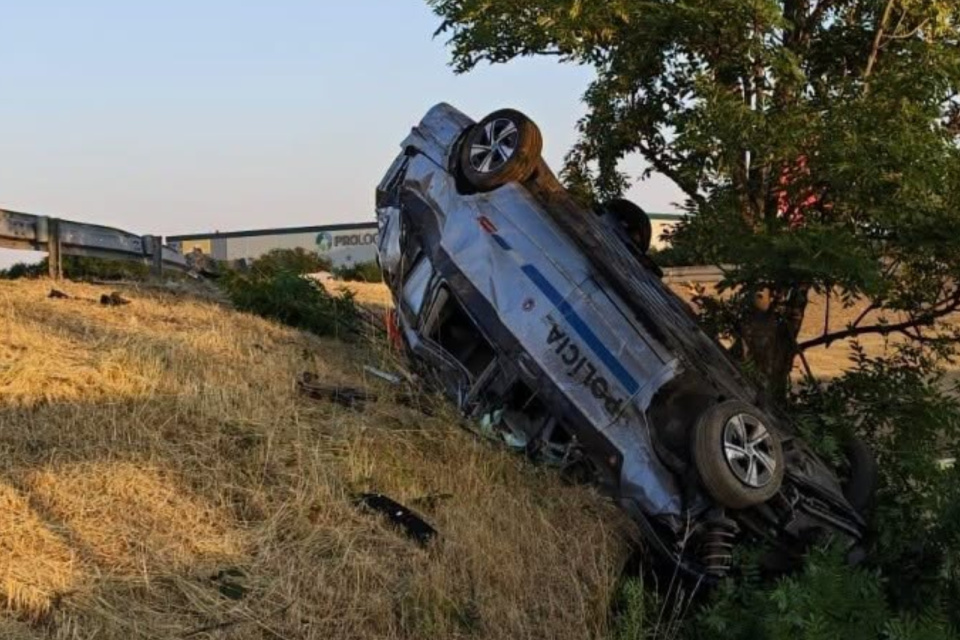 Šli riešiť odstavené auto. Jeden skončil v nemocnici, druhému stačilo ošetrenie na mieste. | Foto: PZSR