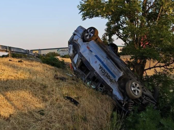 Šli riešiť odstavené auto. Jeden skončil v nemocnici, druhému stačilo ošetrenie na mieste. | Foto: PZSR