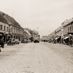 Pohľad na Hlavnú ulicu začiatkom štyridsiatych rokov 20. storočia, vpravo tri meštianske domy, ktoré boli neskôr zbúrané. | Zdroje fotografií: internet, S. Jurčová
