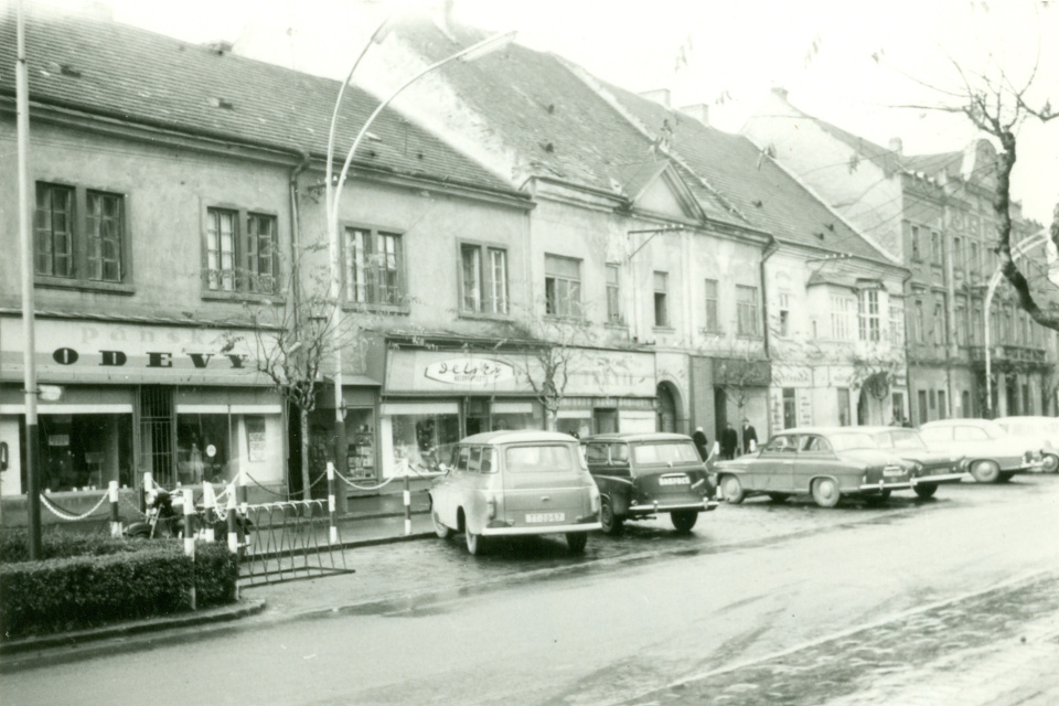 Za bránu domu so štítom chodili Trnavčania do kina Tatra už od roku 1931. Zdroje fotografií: internet, S. Jurčová