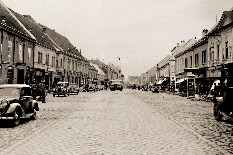 Pohľad na Hlavnú ulicu začiatkom štyridsiatych rokov 20. storočia, vpravo tri meštianske domy, ktoré boli neskôr zbúrané. | Zdroje fotografií: internet, S. Jurčová