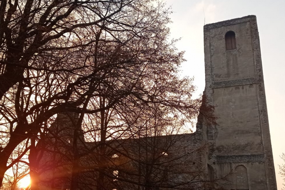 Na Katarínke osadia reštaurátorskú kópiu súsošia kalvárie. | Foto: red.