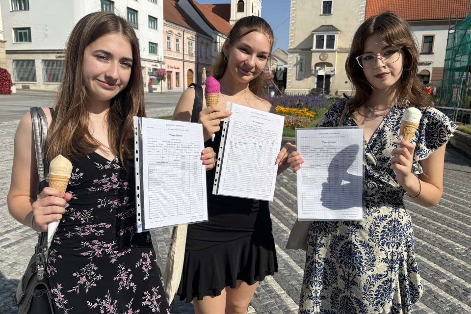Na trnavskom námestí kráčali školáci a školáčky s vysvedčeniami | Foto: MM, redakcia