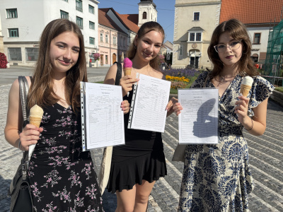 Na trnavskom námestí kráčali školáci a školáčky s vysvedčeniami | Foto: MM, redakcia