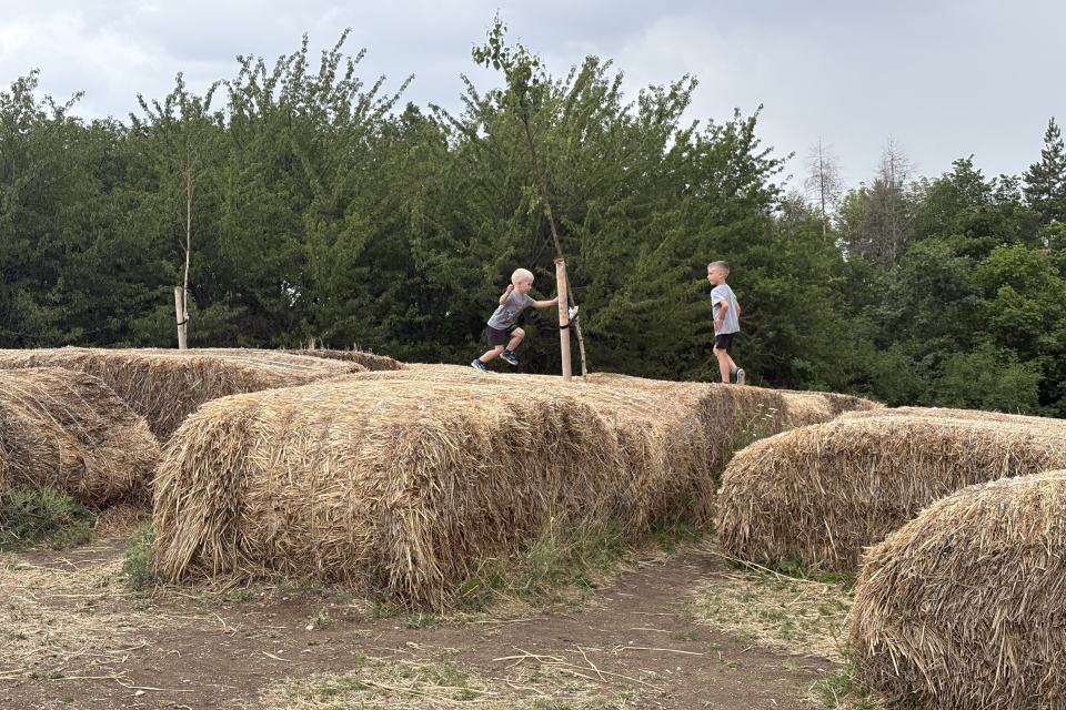 Na kopčeku nad FarmaPARKom nájdete aj bludisko vytvorené z balíkov sena | Foto: MM, redakcia