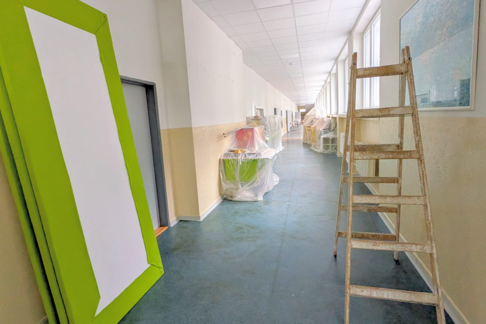 V školách sa aj maľuje, menia tabule či montujú žalúzie. | Foto: Senica