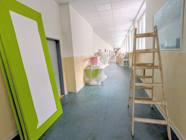 V školách sa aj maľuje, menia tabule či montujú žalúzie. | Foto: Senica
