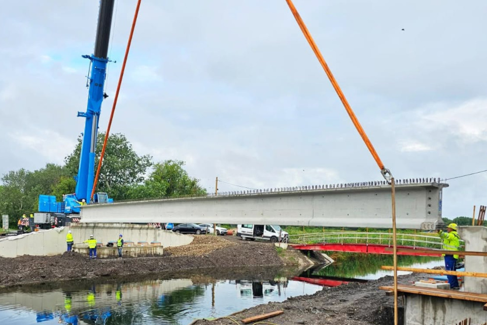 Nosníky majú 27 m a položili ich medzi Gabčíkovom a Topoľníkmi. | Foto: Správa a údržba ciest Trnavského samosprávneho kraja 