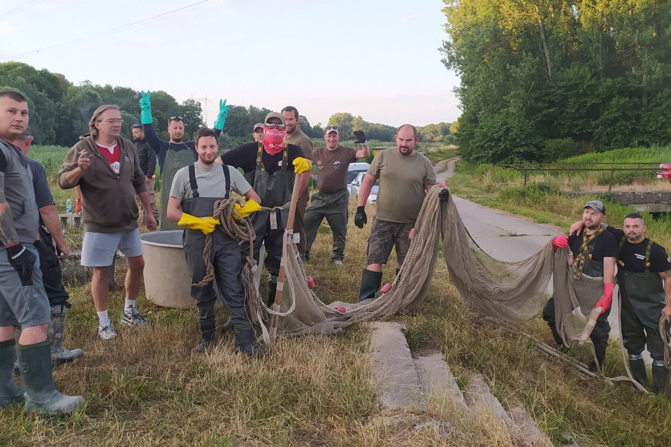 Záchranári si za svoje nasadenie vyslúžili pochvalu. | Foto: Peter Ardan, Rybné hospodárstvo RH Krupá