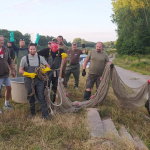 Záchranári si za svoje nasadenie vyslúžili pochvalu. | Foto: Peter Ardan, Rybné hospodárstvo RH Krupá