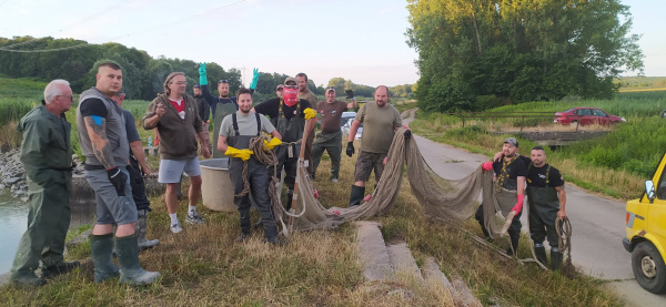 Záchranári si za svoje nasadenie vyslúžili pochvalu. | Foto: Peter Ardan, Rybné hospodárstvo RH Krupá