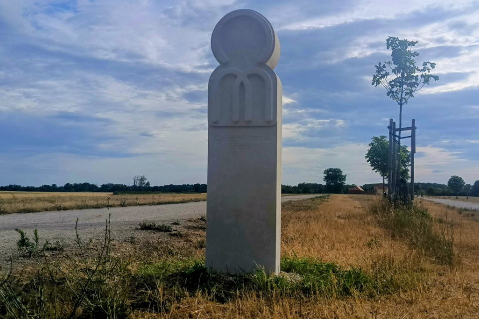Pútnický kameň dnes posvätil páter Viktor. | Foto: Kopčany