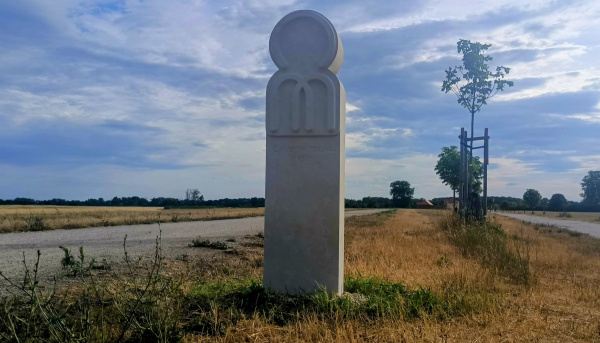 Pútnický kameň dnes posvätil páter Viktor. | Foto: Kopčany