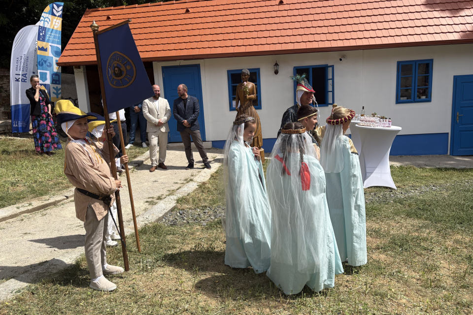 Nové detské kostými sa dajú ľahko obliecť a deti zapájajú do deja | Foto: MM, Trnavské rádio