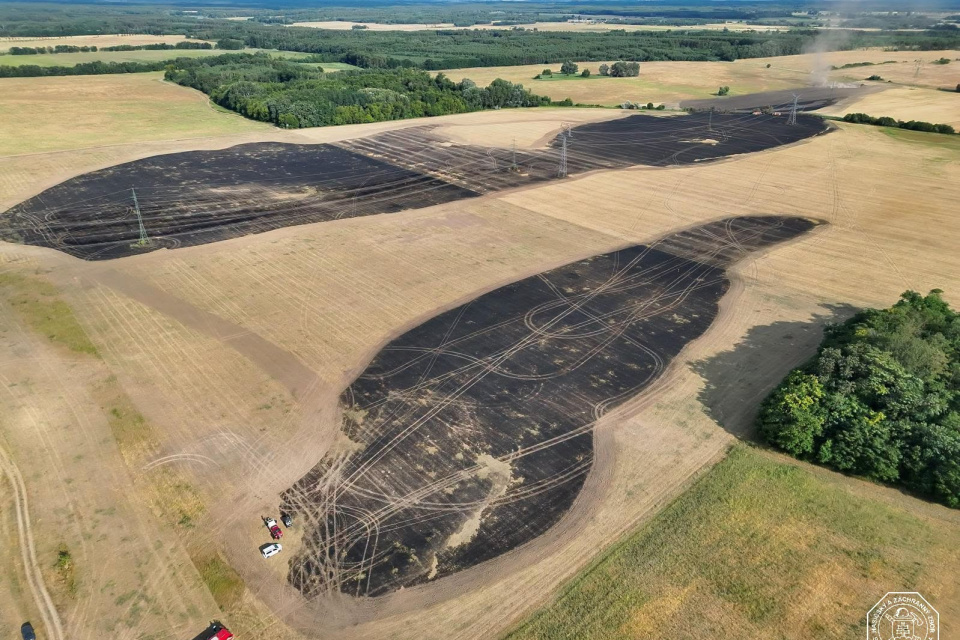 Hasiči požiar uhasili viacerými prúdmi vody, ktorú privážali z prírodného vodného zdroja. | Foto: Hasičský a záchranný zbor