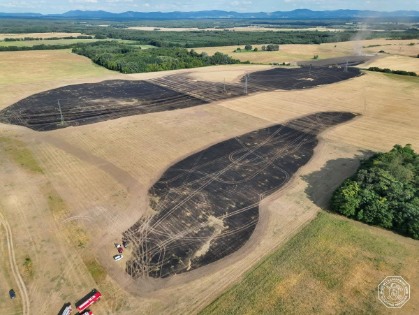 Hasiči požiar uhasili viacerými prúdmi vody, ktorú privážali z prírodného vodného zdroja. | Foto: Hasičský a záchranný zbor