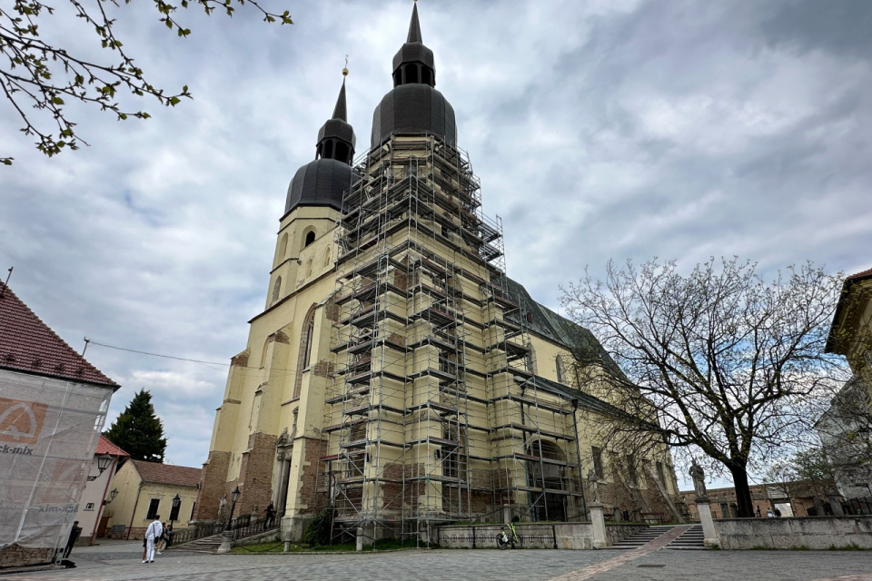 Na strome boli počas zimy vyvesené červené srdcia. | Foto: red.