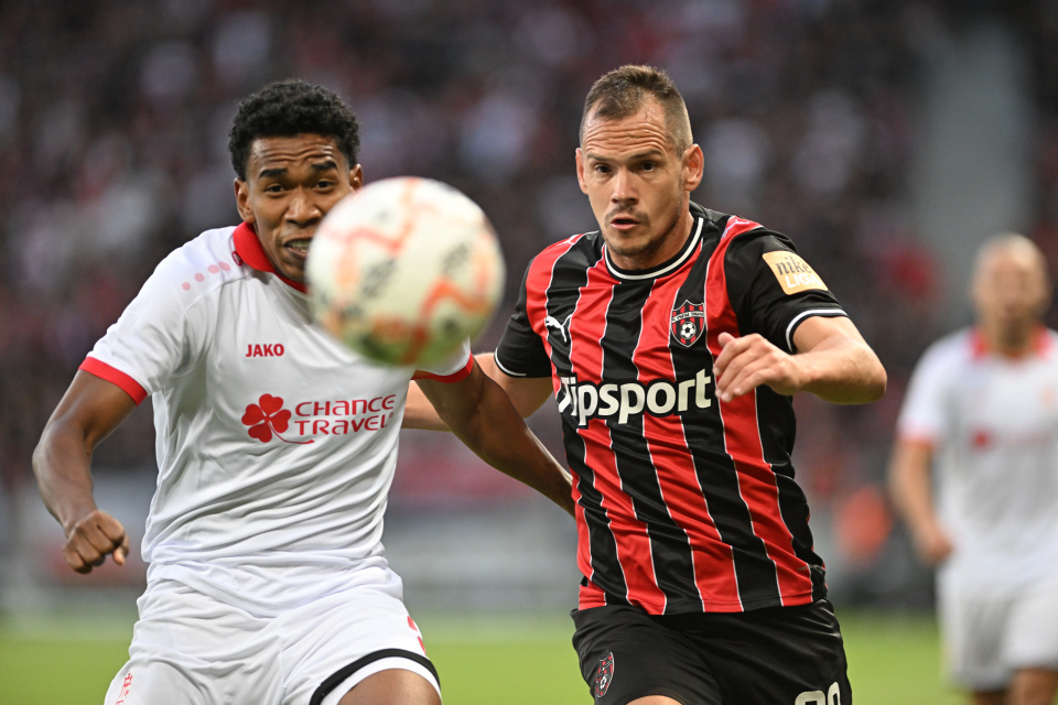 Hráč Trnavy Martin Mikovič a hráč CSKA Diego Medina počas zápasu | Zdroj: TASR/Lukáš Grinaj
