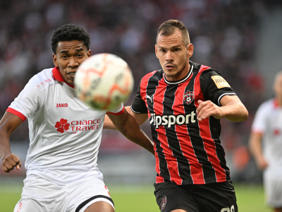 Hráč Trnavy Martin Mikovič a hráč CSKA Diego Medina počas zápasu | Zdroj: TASR/Lukáš Grinaj