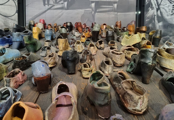 Topánky môžu byť ženské, mužské aj detské. | Foto: SNM - MŽK - Múzeum holokaustu v Seredi