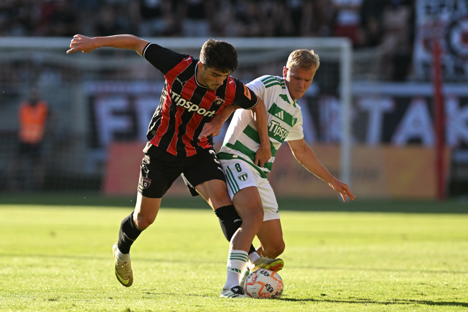 Hráč Spartaka Juanmi Carrión a hráč Skalice Lukáš Šimko bojujú o loptu počas zápasu | Foto: Lukáš Grinaj, TASR
