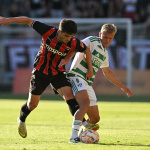 Hráč Spartaka Juanmi Carrión a hráč Skalice Lukáš Šimko bojujú o loptu počas zápasu | Foto: Lukáš Grinaj, TASR